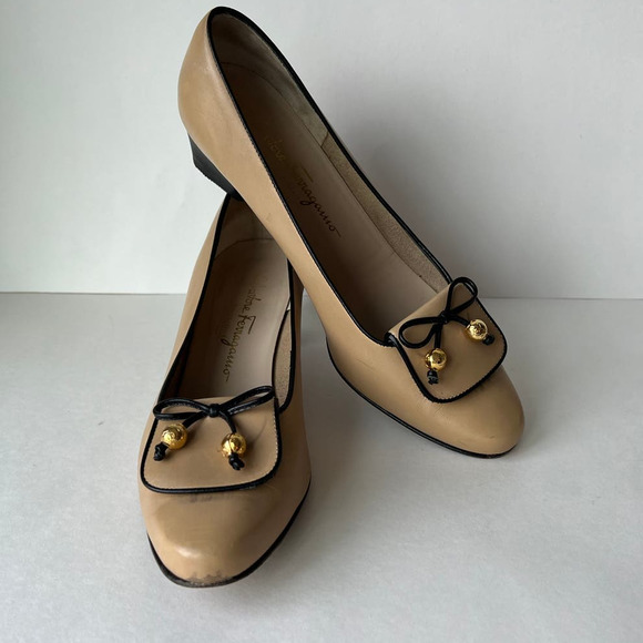 Salvatore Ferragamo Shoes - Salvatore Ferragamo Women Size 8 Tan Pumps